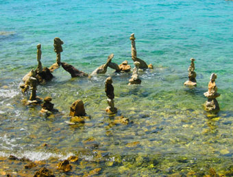 Werdendiewirsind Steinmännchen stehen im Kreis im Wasser