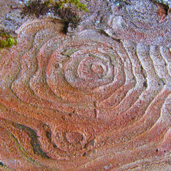 erdfarbener Stein mit natürlichen Kreisen Wechseljahre Naturseminar