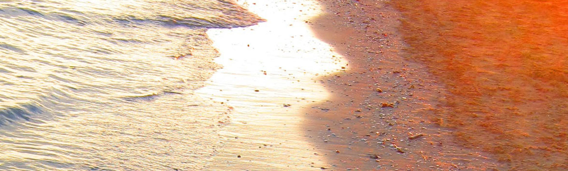 weiße Welle rollt auf roten Sandstrand Wechseljahre Naturseminar